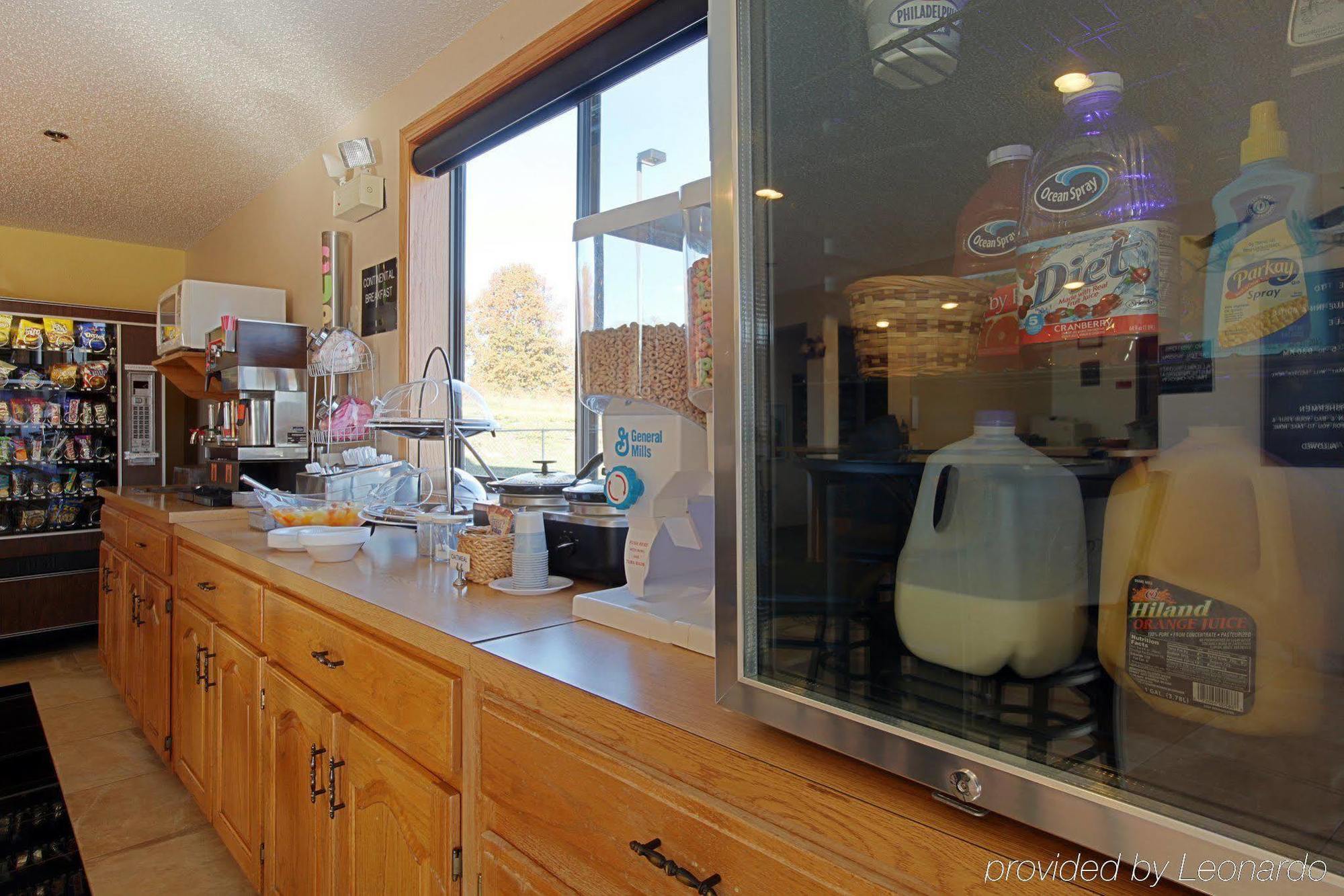 Americas Best Value Inn & Suites Cassville Roaring River Ristorante foto
