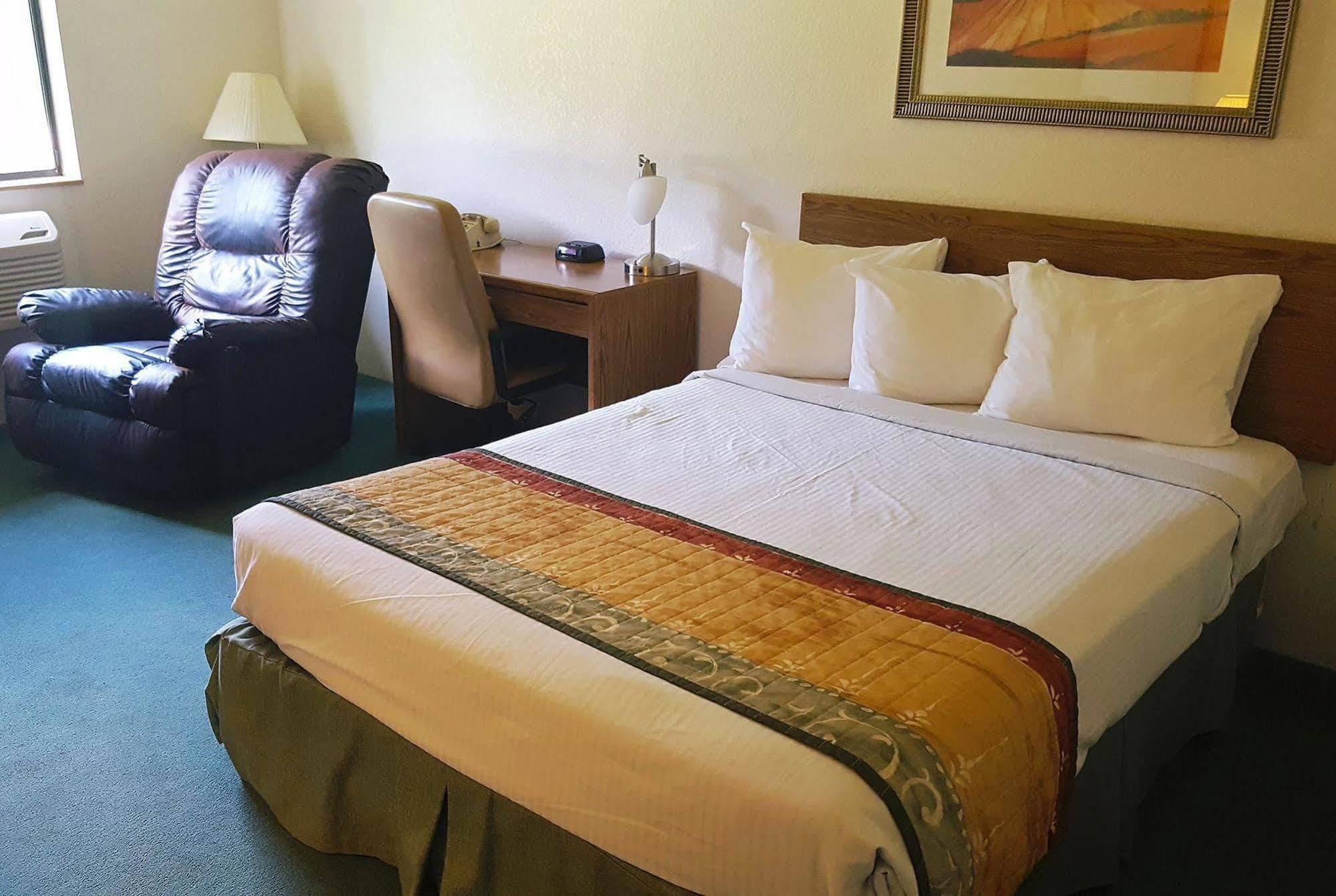 Americas Best Value Inn & Suites Cassville Roaring River Esterno foto